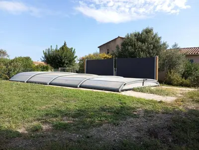 a large trampoline in a grassy field at Tiny House T1 in Entraigues-sur-la-Sorgue
