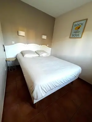 a large white bed in a small room at Appartement cosy en Provence in Mallemort