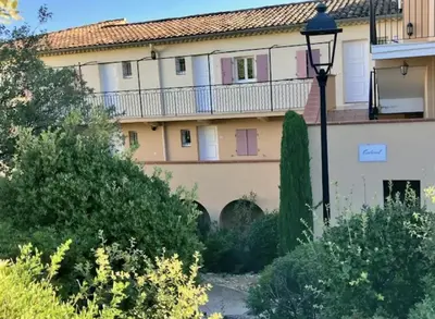 a building with a balcony and a street light at Appartement cosy en Provence in Mallemort