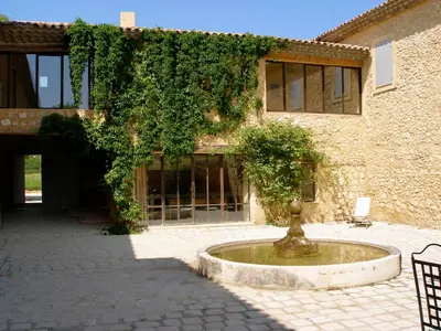 a building with a fountain in the middle of a courtyard at Haras de Castellane in Pertuis