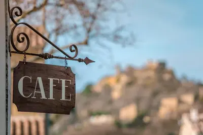 a sign that says cat hanging from a pole at Niché au cœur de la Provence - VERNEGUES in Vernègues