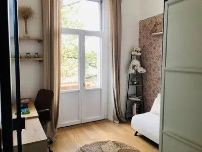 a living room with a large window and a couch at Chez Anna - Centre-ville - in LʼIsle-sur-la-Sorgue
