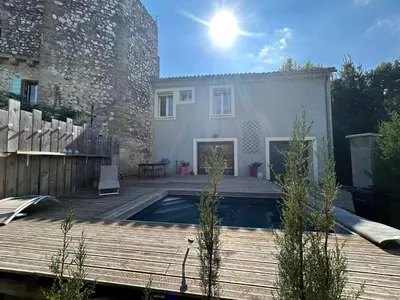 a backyard with a swimming pool and a house at Le laurier, confort et calme en Provence in Noves