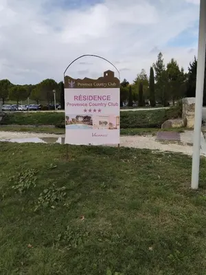 a sign in the grass in a park at Golf de saumane in Saumane-de-Vaucluse