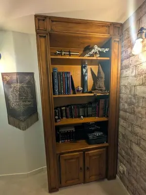 a book shelf in a room with books at Le Repaire du Sorcier in Caumont-sur-Durance