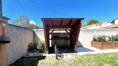 a bike parked in front of a wall at La casemate in LʼIsle-sur-la-Sorgue