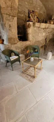 a room with a bench and a table and a window at Magnifique demeure de caractère au cœur de Lacoste in Lacoste