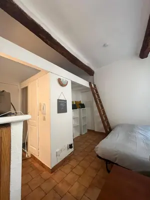 a small room with a bed and a kitchen at Casa Centrale in Aix-en-Provence