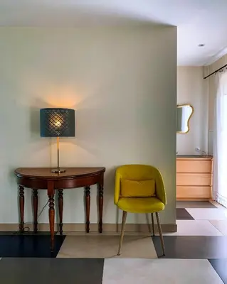 a yellow chair sitting next to a table with a lamp at Maison Pertuis Provence in Pertuis