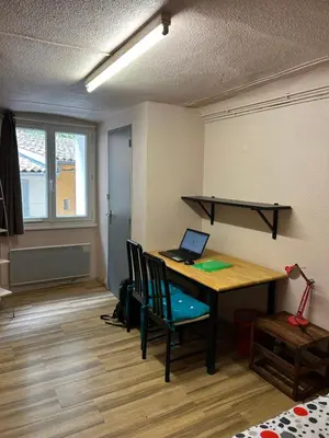 a room with a desk with a laptop on it at Chambre Centre Aix Salle de Bain privée in Aix-en-Provence