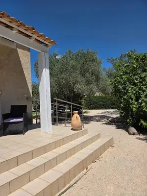 a vase sitting on the stairs of a house at La Parenthèse Montilienne à 10mn d'Avignon in Monteux
