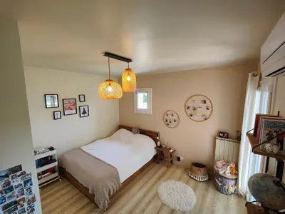 a bedroom with a bed and two lights at Instant parfait en Provence Villa 4 personnes parc piscine privatifs in Monteux