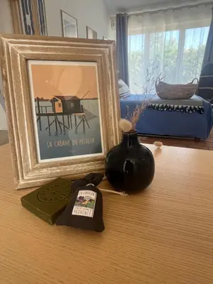 a picture of a table with a picture of a piano at Suite privée tout confort in Gargas