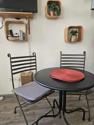 a table with two chairs and a red plate on it at Duplex entre Palais de justice et Cours Mirabeau, Climatisation in Aix-en-Provence