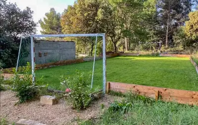 a garden with a goal in the middle of a yard at Maison Piscine Proche Alpilles in Noves