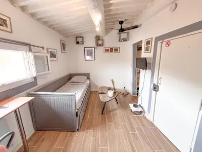 a small room with a bed and a table at Studio coeur de ville, rue Papassaudi in Aix-en-Provence