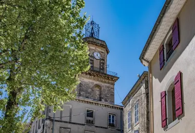 a view of a building from the street at Maison de village au cœur d'Eyguières Alpilles in Eyguières