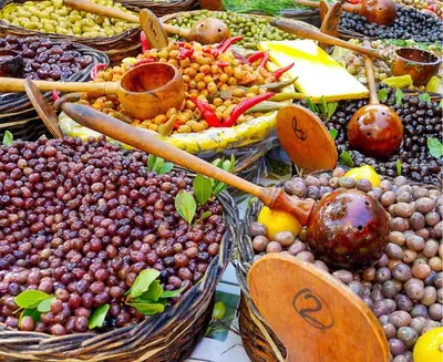 a display of grapes and other fruits in baskets at Joli appartement centre village au calme in Châteaurenard
