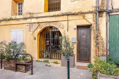 an old building with a door and a parking meter at Exceptional apartment in Aix-en-Provence