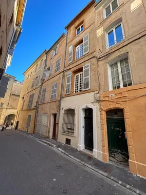 an empty street in front of a building at Cozy et elegant studio Aix en Provence centre in Aix-en-Provence
