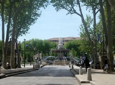 a fountain in the middle of a park at Cocon cosy et calme au coeur du centre historique in Aix-en-Provence