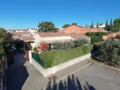 an aerial view of a house with a garden at Villa Figlio en Provence avec petite piscine in Châteaurenard