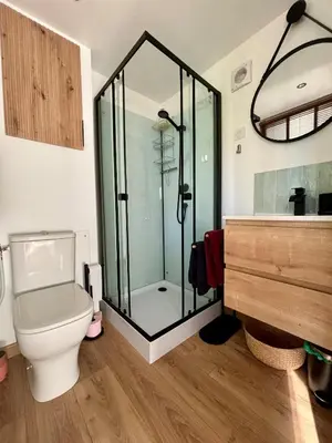 a bathroom with a glass shower and a toilet at Studio tout confort dans la campagne aixoise in Le Puy-Sainte-Réparade
