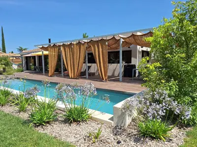 a house with a swimming pool and a deck at Villa 5 étoiles, 6 personnes in LʼIsle-sur-la-Sorgue