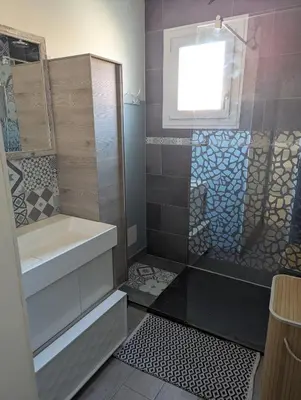 a bathroom with a tub and a sink and a shower at Maison 3 pièces avec jardin et terrasse in La Fare-les-Oliviers