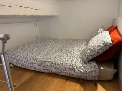 a bed in a small room with a bed sqor at Appartement 1 chambre, 2 lits, vue Cathédrale in Aix-en-Provence