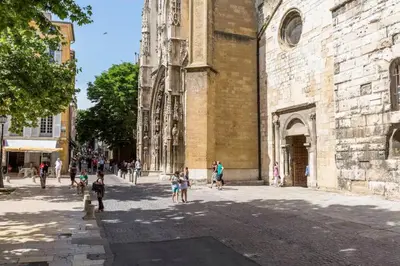 a group of people standing outside of a building at Appartement 1 chambre, 2 lits, vue Cathédrale in Aix-en-Provence