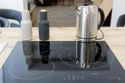 a blender sitting on top of a table at Appartement 1 chambre, 2 lits, vue Cathédrale in Aix-en-Provence