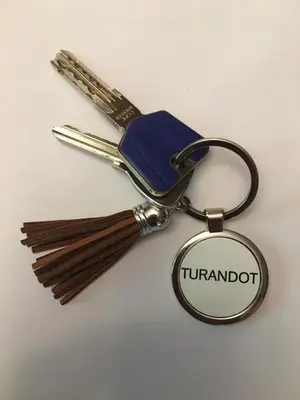 a pair of keys with the word turnaround on it at Appartement Turandot, 1 chambre, près du Cours Mirabeau in Aix-en-Provence