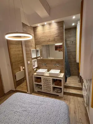 a bathroom with two sinks and a mirror at Appartement Turandot, 1 chambre, près du Cours Mirabeau in Aix-en-Provence