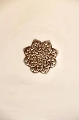 a metal flower button on a white wall at Appartement Lotus Rouge, 2 chambres, proche Mairie in Aix-en-Provence