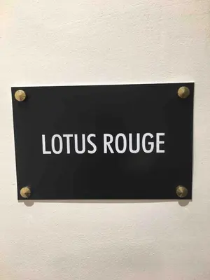 a sign for a latius rouge on a wall at Appartement Lotus Rouge, 2 chambres, proche Mairie in Aix-en-Provence