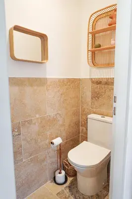a bathroom with a toilet and a mirror at L Appartement 1 Chambre - Gîte la Bergerie du Ventoux in Mormoiron