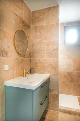 a bathroom with a sink and a mirror at L Appartement 1 Chambre - Gîte la Bergerie du Ventoux in Mormoiron
