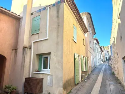 an empty street in an italian town with buildings at Charmante maison de village avec clim et parking à proximité d'Aix-en-Provence in Éguilles