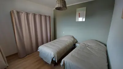 a room with two twin beds and a window at Le gîte des granges in Bédoin