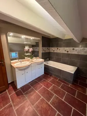 a large bathroom with two sinks and a tub and a tubermott at Le Mas du Platane - logement deux chambres en Provence in Monteux
