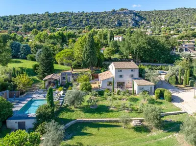 an aerial view of a house with a yard at Bastide de Guby in Saint-Saturnin-les-Apt