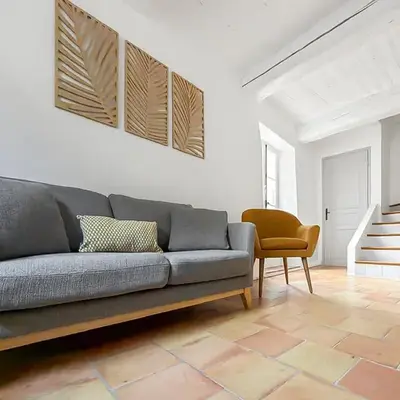 Maison rénovée avec terrasse et parking privé