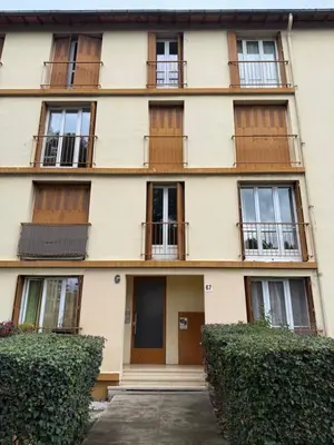 an apartment building with balconies and bushes at Appartement moderne 3 chambres avec parking sécurisée in Aix-en-Provence