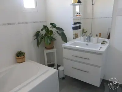 a white bathroom with a sink and a tub and a plant at Villa en Provence in Le Thor