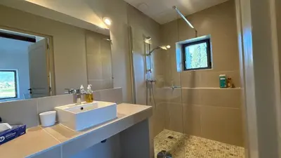 a bathroom with a sink and a shower at Le Mas des Grillons, mas rénové entièrement climatisé avec piscine et vue Ventoux in Crillon-le-Brave