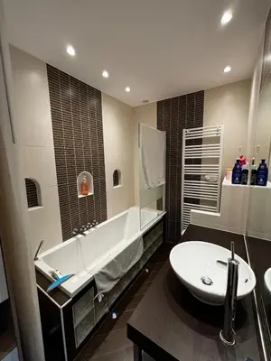 a bathroom with a tub and a sink at T2 avec Terrasse à Ventabren proche Aix in Ventabren