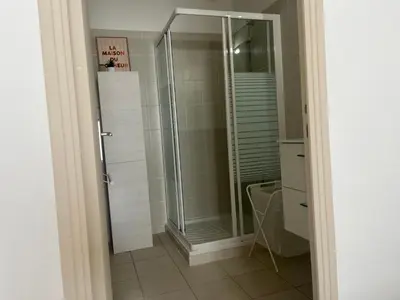 a bathroom with a shower and a toilet at Appartement 4 personnes 5 minutes a pieds du centre ville parking gratuit jardin 85m2 in LʼIsle-sur-la-Sorgue