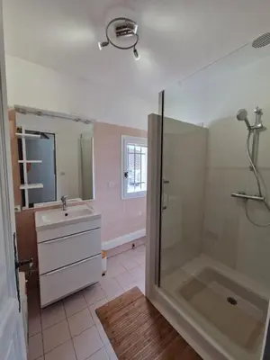 a bathroom with a shower and a sink at C' Cosy in Entraigues-sur-la-Sorgue