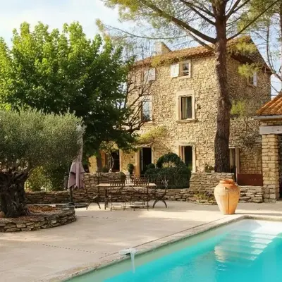 luxury farm jacuzzi heated pool in Isle sur la sorgue